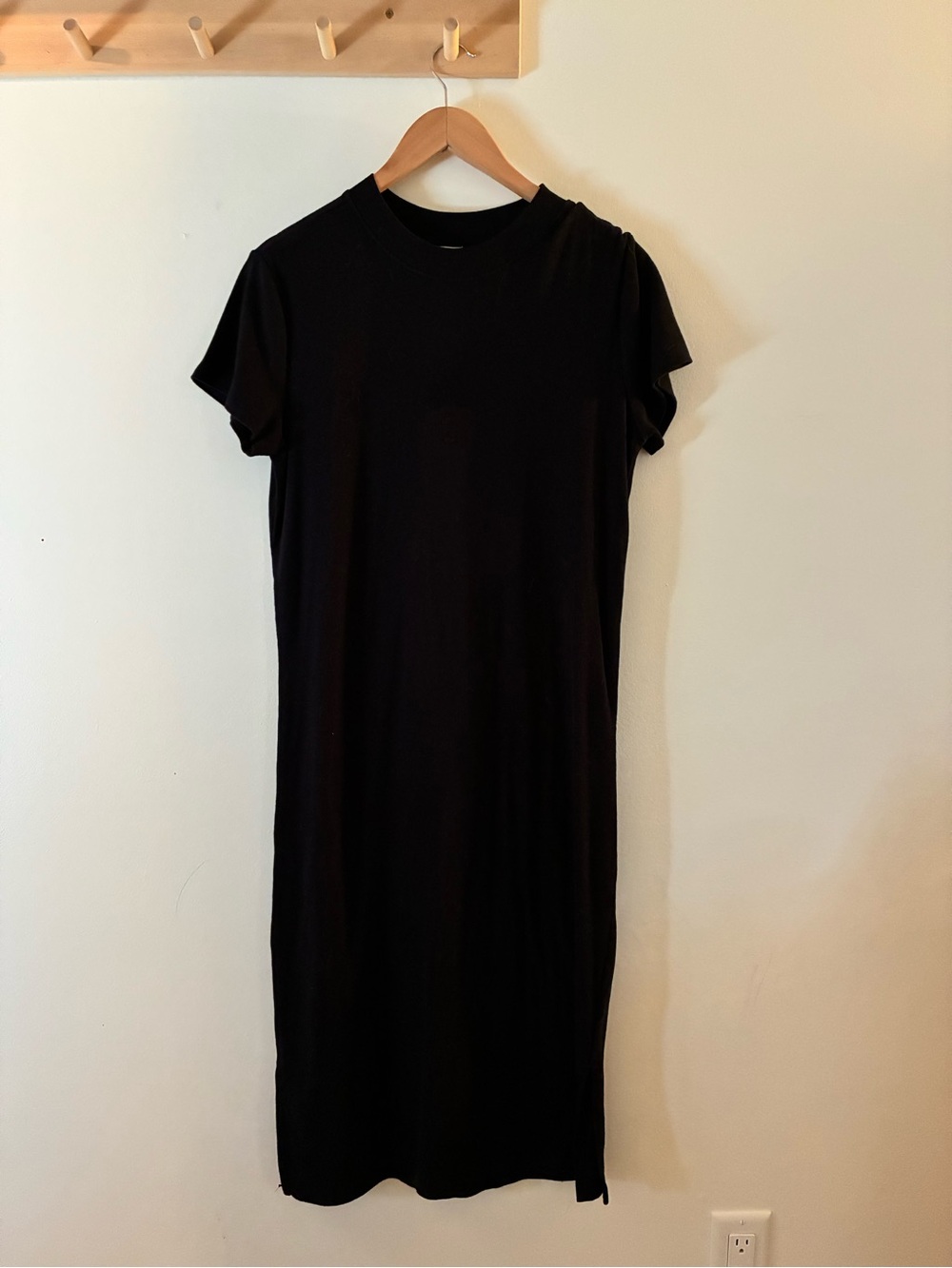 Time and Tru Women's Black Short-Sleeve Ribbed Midi Dress